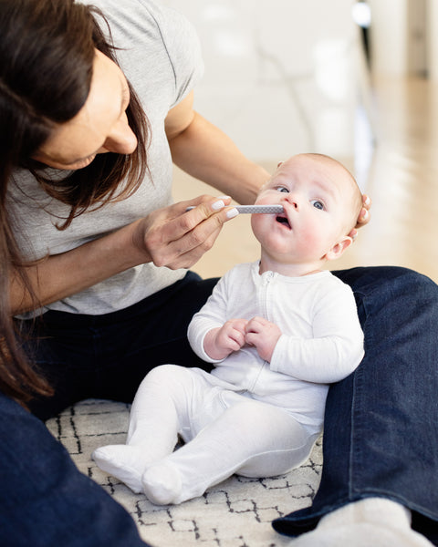 Pack Cepillo de Dientes + Abatelenguas Sensorial BABY LED™ EZPZ