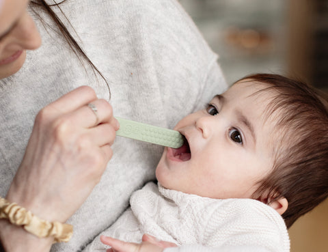 Pack Cepillo de Dientes + Abatelenguas Sensorial BABY LED™ EZPZ